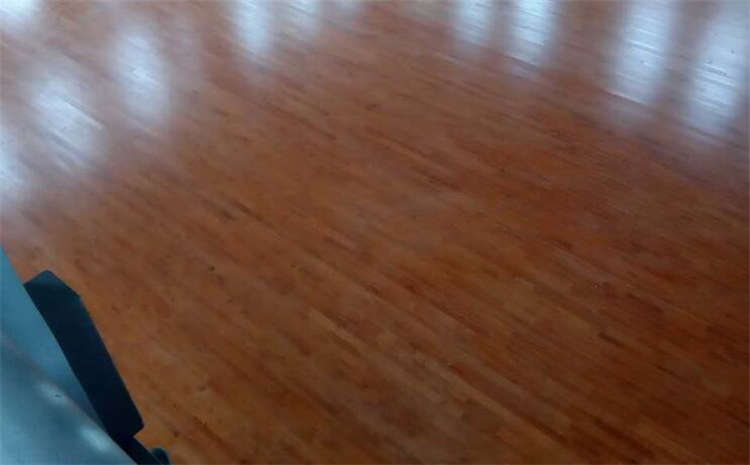 橡膠木風雨操場地板造價是的多少?