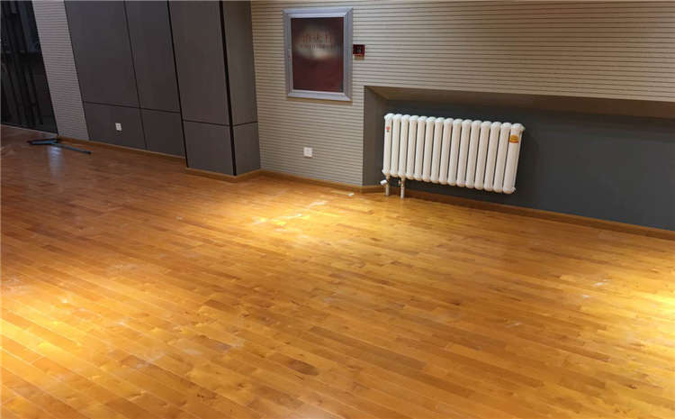 水曲柳實木運(yùn)動地板怎么樣?該如何挑選?