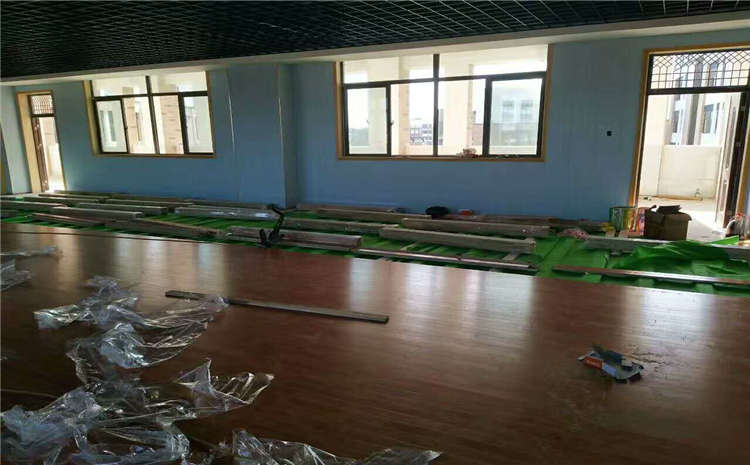 急救!體育木地板面板漆脫落了怎么辦?